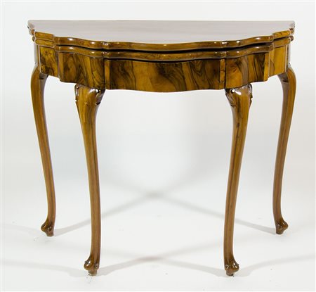 Paio di consolle a mezzaluna in legno con bordo ondulato. XIX secolo.