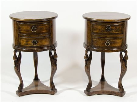 Coppia di comodini a colonna a 2 cassetti su gambe scolpite.