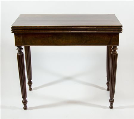 Tavolo da gioco apribile su alte gambe scanalate. XIX secolo.