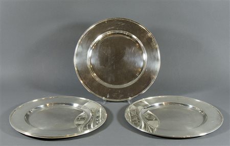 Lotto di 6 sottopiatti in argento. gr. 2800.