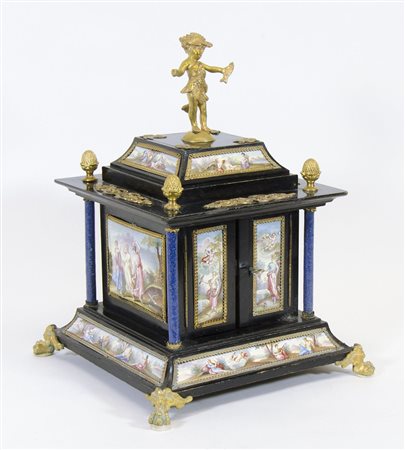 Grande cofano portagioie con montatura in legno e interamente ricoperto da...