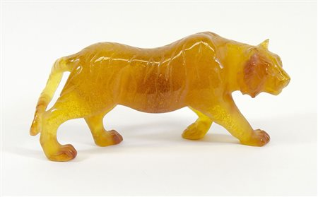 Scultura in vetro arancio raffigurante tigre. Lung. cm. 27.