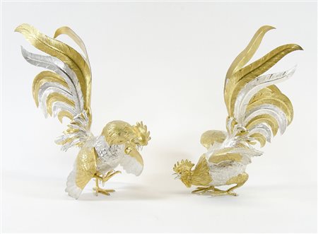 Lotto di 2 sculture in argento e argento dorato raffiguranti galli. XX...