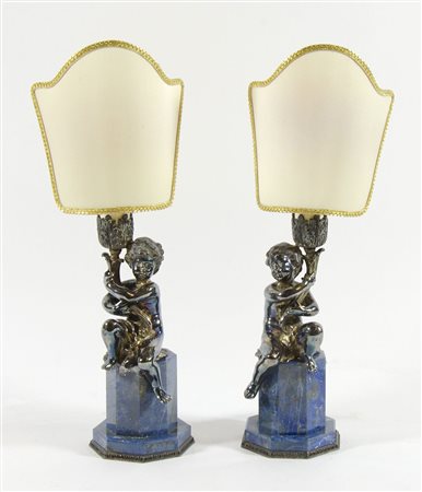 Paio di candelieri con base ottagonale in lapislazzulo e figure di putti che...