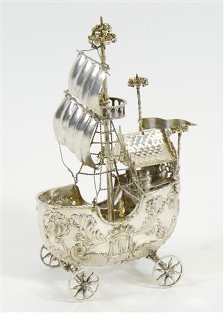 Modello di veliero in argento. H. cm. 23. gr. 320.