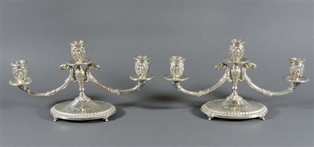 Paio di candelieri in argento a 3 fiamme. Lung. cm. 34. gr. lordi 1100.
