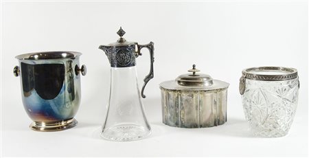 Lotto di 4 contenitori in materiali diversi tra cui bottiglia e portaghiaccio.