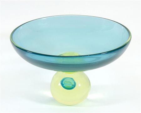 Cenedese: alzata rotonda in vetro verdino e giallo. Firma incisa Gino...