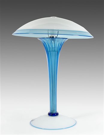 Salviati: grande lampada da tavolo in vetro azzurro e lattimo. Firma incisa...