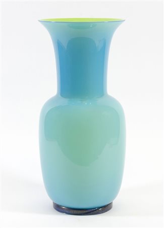 Venini: grande vaso in vetro azzurro con interno verde. Firma incisa Venini...