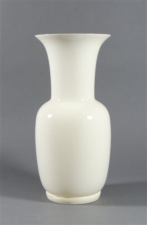 Venini: grande vaso in vetro lattimo. Firma incisa Venini 99. H. cm. 37,5.