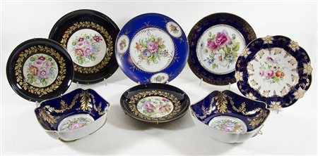 Lotto di vari piatti e centrotavola in porcellana policroma.