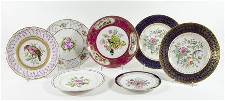 Lotto di 7 piatti in porcellana policroma.