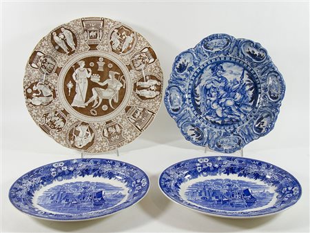 Lotto di 4 piatti in ceramica policroma.