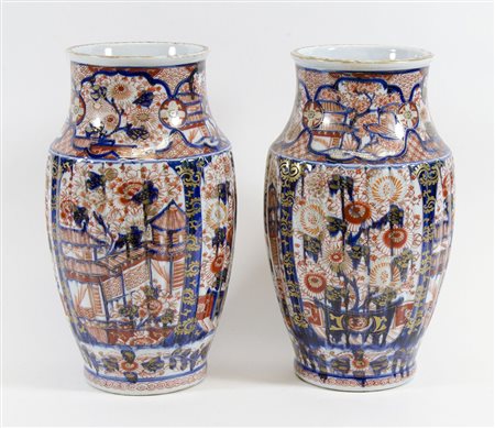 Imari: coppia di vasi in porcellana decorati a motivi orientali. H. cm. 32.
