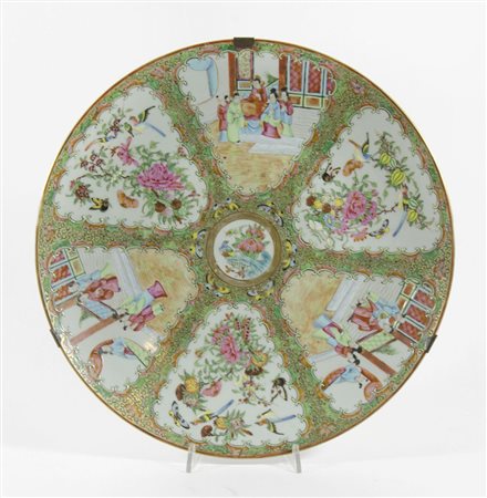 Canton: piatto in porcellana policroma decorato con scene orientali. Diam....