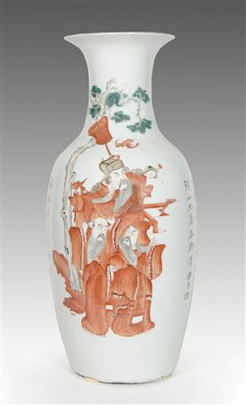 Vaso in porcellana policroma decorato a motivi orientali. H. cm. 54.