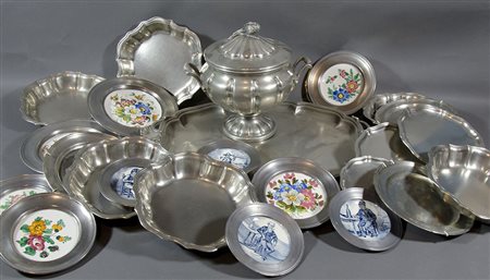 Lotto di vari oggetti in peltro tra cui piatti.