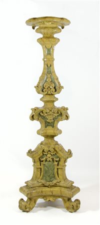 Grande torcera in legno dipinto con intagli a palmette. H. cm. 165.