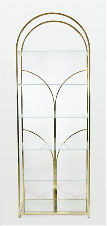 Grande vetrina in ottone dorato con 6 ripiani in vetro. cm. 202x72x32.