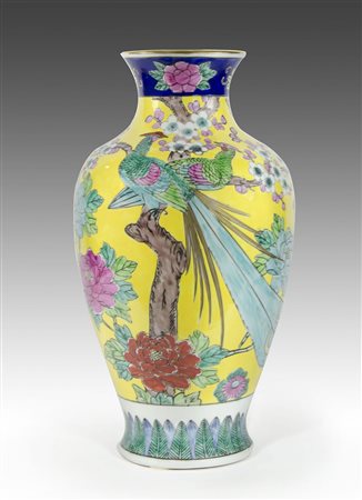 Grande vaso giapponese in porcellana policroma. H. cm. 45.