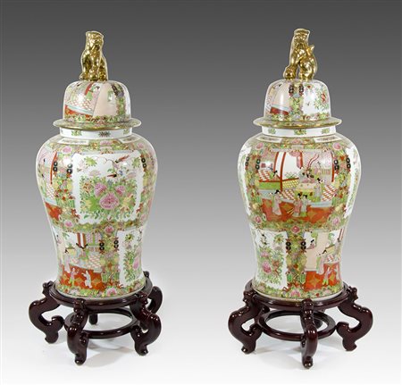 Coppia di vasi in porcellana policroma decorati a motivi orientali, sul...