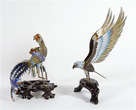 Due sculture in argento finemente lavorate a filigrana e smalti policromi...