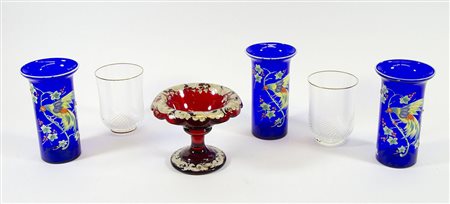 Lotto di 6 oggetti in vetro tra cui piccola alzata decorata.