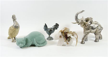 Lotto di 5 sculture in materiali diversi raffiguranti animaletti.