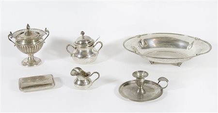 Lotto di vari oggetti in argento. gr. 900.