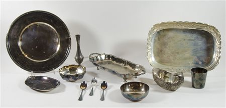 Lotto di vari oggetti in metallo tra cui vassoi.