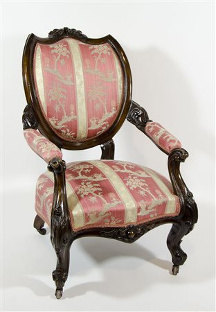 Poltrona in legno scuro con seduta e schienale rivestita con stoffa decorata....