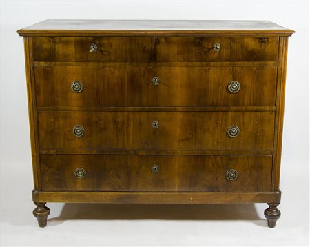 Cassettone in legno a 5 cassetti. cm. 105x135x63.