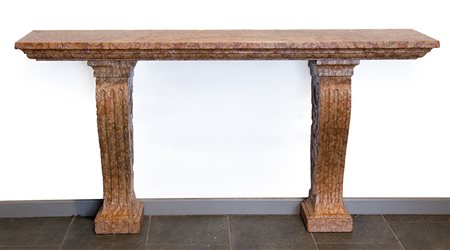 Consolle da parete in marmo rosa su gambe scolpite e sagomate. cm. 80x160x40.