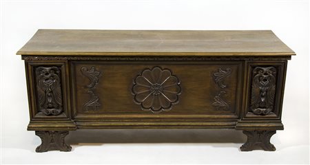 Cassapanca in legno con fronte scolpito. cm. 62x150x49.