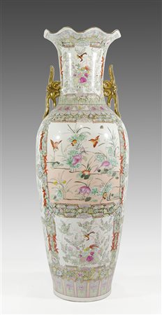 Grande vaso in porcellana policroma decorato a motivi orientali con manici...