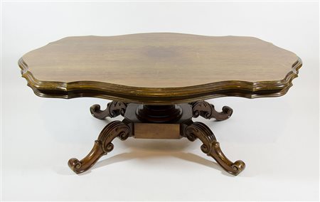 Lotto composto da tavolo basso e lunga panca.