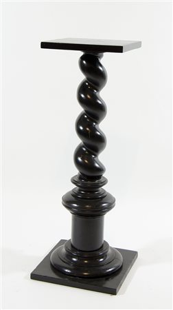 Colonna in legno scuro a trociglione. H. cm. 83.