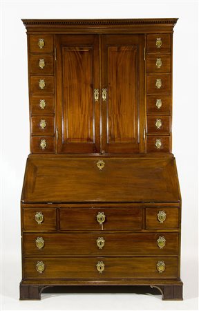 Credenza a doppio corpo in legno, parte inferiore a 5 cassetti e calatoia,...