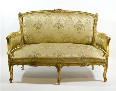 Salotto in legno dorato composto da divano a 2 posti e coppia di poltrone.