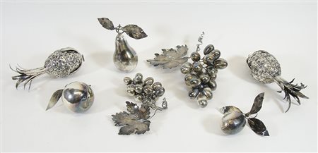 Lotto composto da varia frutta in argento. gr. 1200.