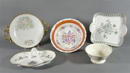 Lotto di 5 oggetti in porcellana policroma tra cui centritavola.