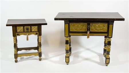 Lotto di 2 tavolini in legno con cassetto.