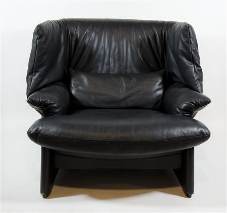 Grande poltrona a pozzetto in pelle nera.