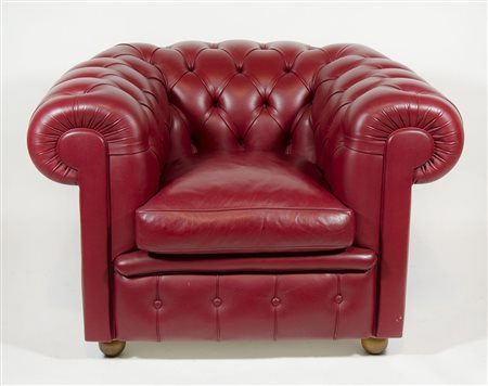 Valdichienti: grande poltrona a pozzetto in pelle rossa.
