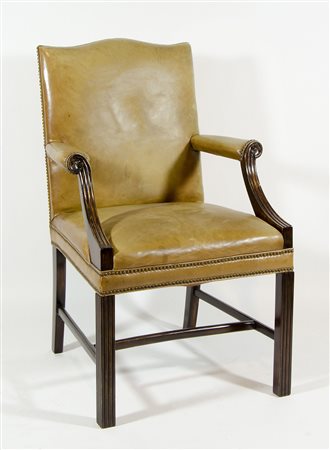 Poltrona con alto schienale in skai, braccioli scolpiti.