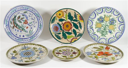 Lotto di 10 piatti in ceramica policroma, alcuni firmati Schiavon.