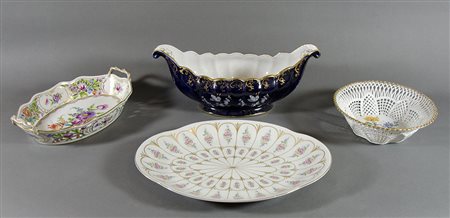 Lotto di 4 contenitori in porcellana policroma.