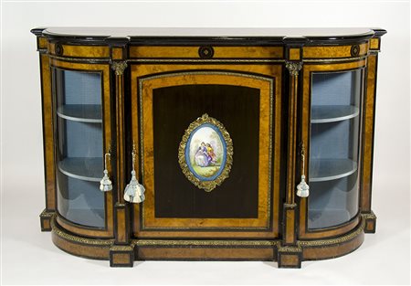 Credenza in legno chiaro a 3 ante impreziosita da applicazioni in metallo...