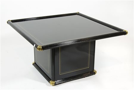 Tavolo basso quadrato con decori dorati.